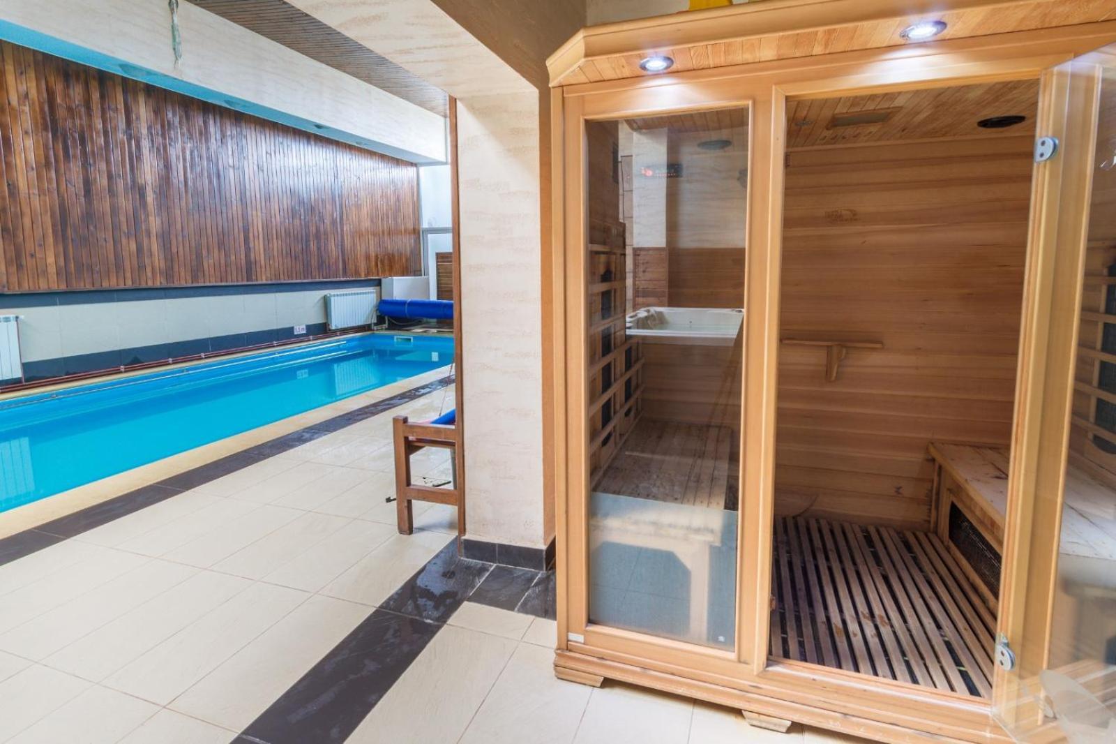 Ymy Hotels Тыргу-Жиу Экстерьер фото