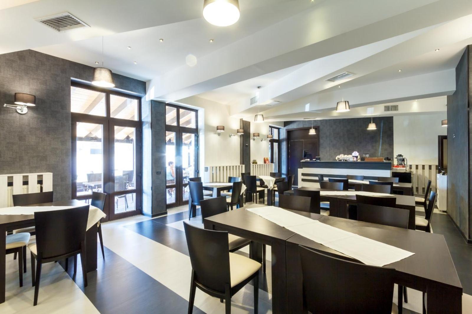 Ymy Hotels Тыргу-Жиу Экстерьер фото