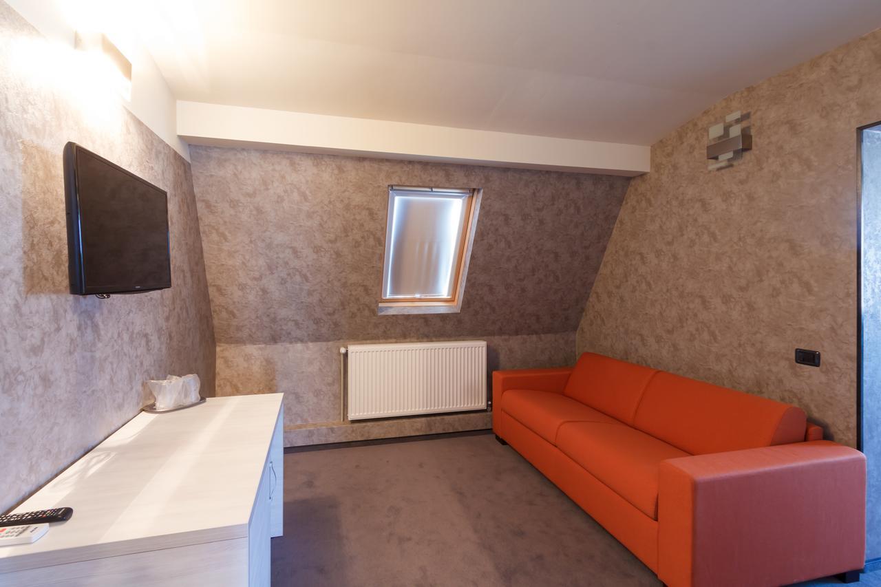 Ymy Hotels Тыргу-Жиу Экстерьер фото